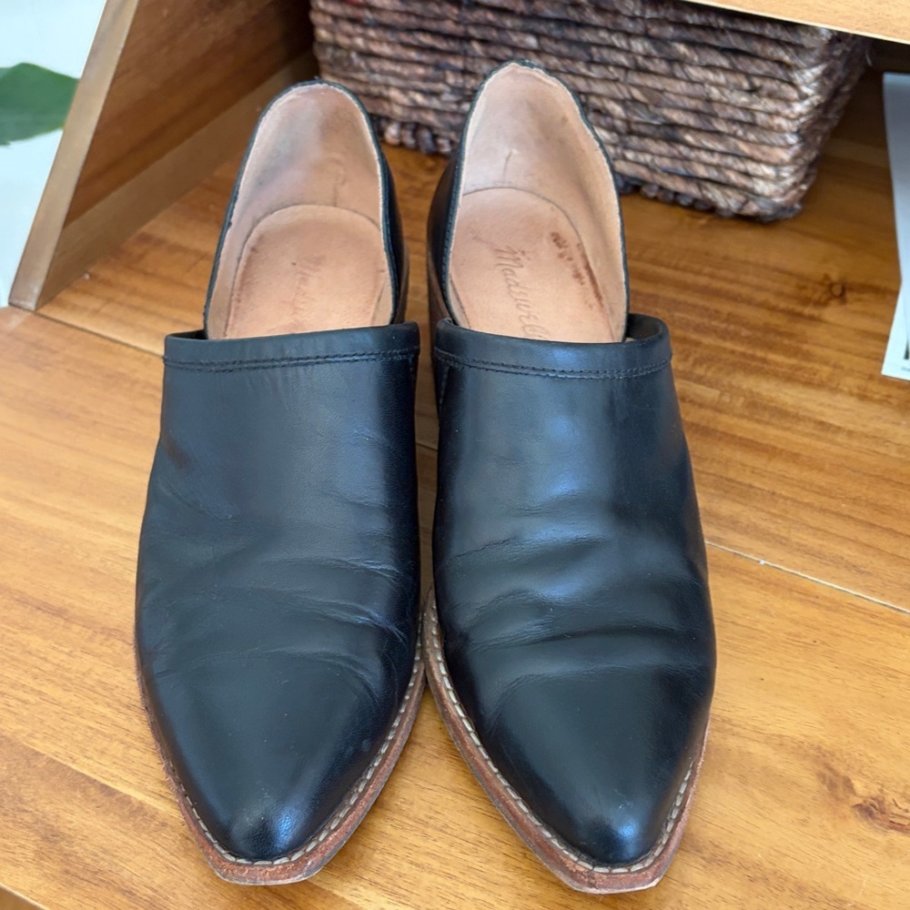 Needs repair. Madewell Brady Women's Tan Leather Slip-On Loafers.